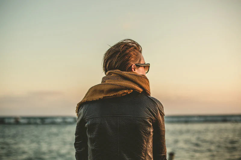 files/woman-looking-at-horizon_800x800_63201472-c31a-4d45-a113-e9ac33851019.webp